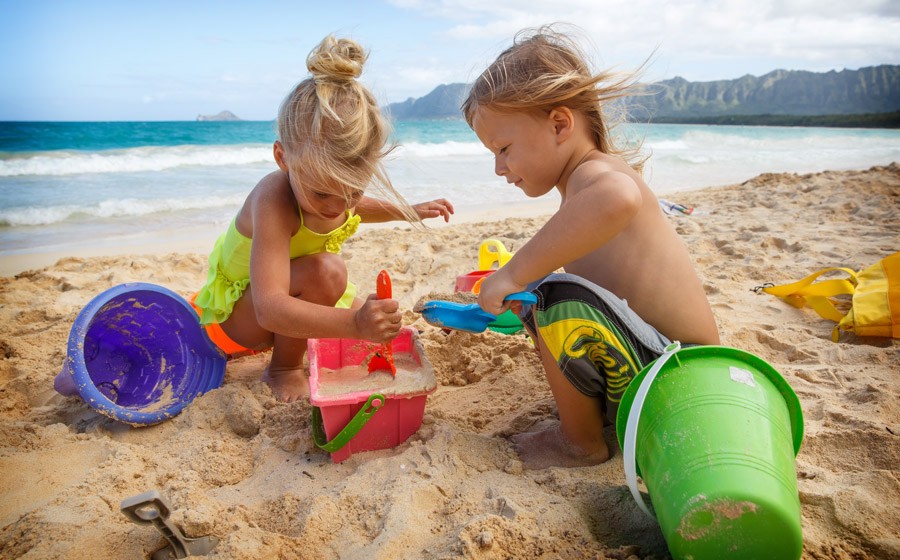 Запретные развлечения. Дети на море. Дети отдыхают на море. Лето дети море. Детишки на пляже.