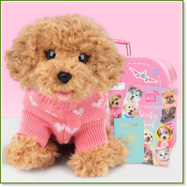 Плюшено кученце Пуделът Бисквитка - Studio Pets Плюшено кученце Пуделът Бисквитка - Studio Pets - С куфарче, паспорт и книжка със стикери - играчка