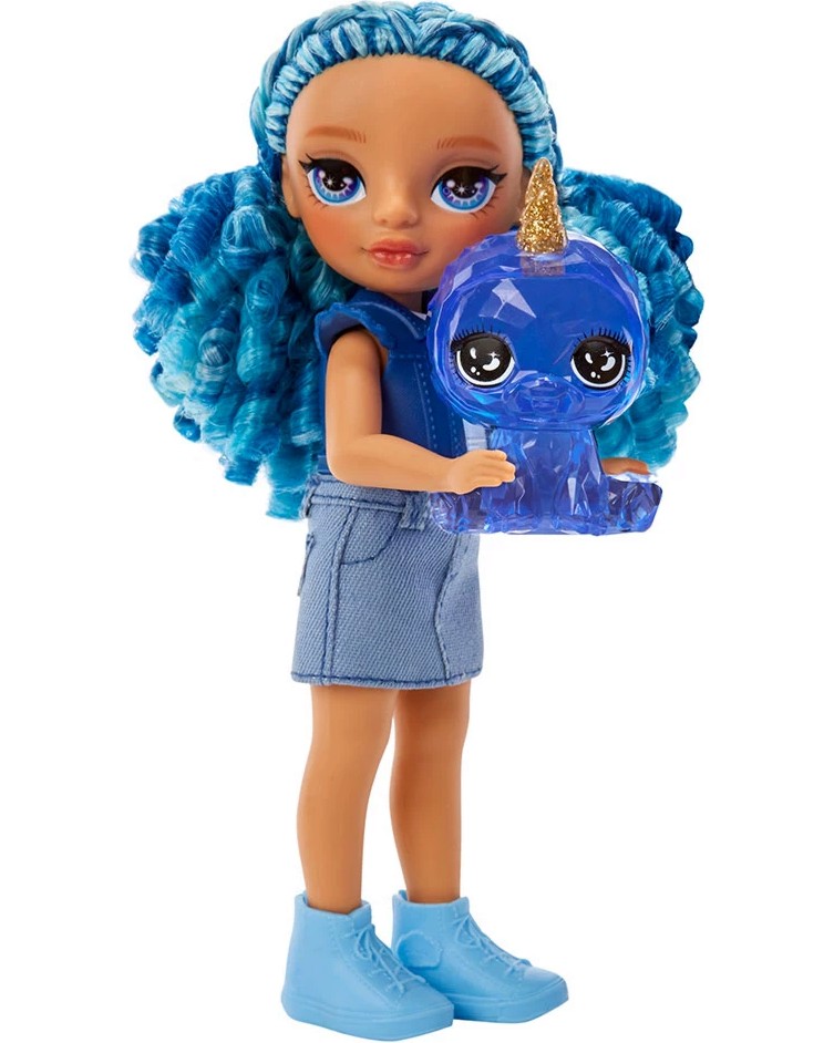 Кукла Сапфир Брадшоу - MGA Entertainment Кукла Сапфир Брадшоу - MGA Entertainment - С височина 14 cm, от серията Rainbow High - кукла