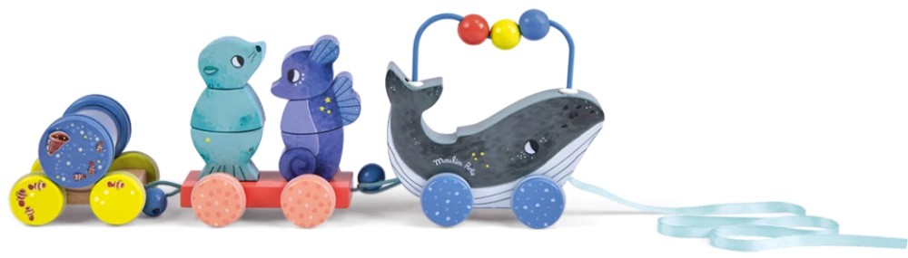 Дървено влакче за дърпане - Moulin Roty Дървено влакче за дърпане - Moulin Roty - С 2 вагончета от серията Les Aventures de Paulie - играчка